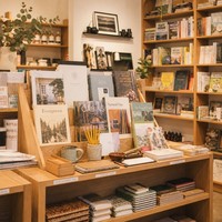 Vitrine de présentation en bois massif pour librairie avec logo personnalisé et éclairage LED pour présentoir de magasin