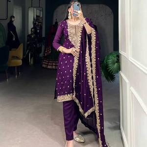 Lanzamiento de la colección de trajes Salwar de diseñador exclusivo con Bordado de hilo de secuencia en tela de seda Vichitra - Product Image 1