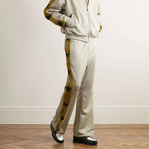 Nuevos pantalones de chándal acampanados personalizados de alta calidad para hombre, pantalones de chándal apilados informales con estampado de grafiti personalizado con parche multicolor - Product Image 2