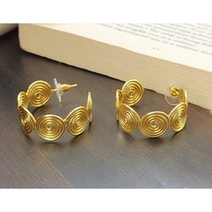 Boucles d'oreilles créoles en laiton et alliage de cuivre, plaquées or, design géométrique ethnique vintage, pour femmes, autres occasions - Product Image 4