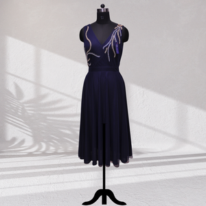 Vestido acampanado de ajuste azul marino para mujer adornado a mano con cuello en V sin mangas diseño elegante fiesta cóctel desgaste patrón Natural - Product Image 1