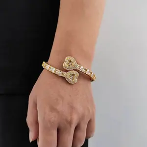 Bracelet jonc exclusif en or 18 carats avec cœur en CZ baguette, fermoir boîte, bijoux de mode pour femme, vente en gros, style rappeur - Product Image 3