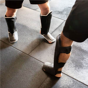 Protège-tibia en cuir écologique de haute qualité avec options personnalisables pour les athlètes d'élite-Utilisation en toutes saisons, sécurité et vitesse - Product Image 4