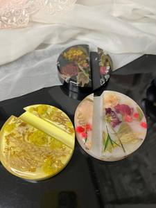 Support de téléphone de bureau de luxe en résine époxy durable fait à la main, style amour, article cadeau - Product Image 3