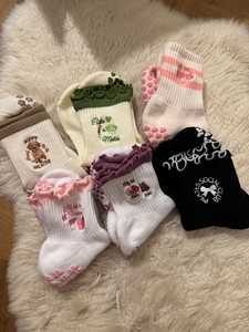 Calcetines de Pilates con Diseño de Logotipo Bordado Personalizado con Agarre Antideslizante, Calcetines de Yoga de Algodón Suave Personalizados para Mujeres Amantes del Pilates - Product Image 3
