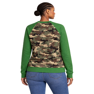 Sudadera Camo 08 Soror con Mangas Raglán y Cuello Redondo, Sudadera Rosa y Verde para Mujeres de Hermandad Universitaria, Ropa Casual y Elegante - Product Image 2