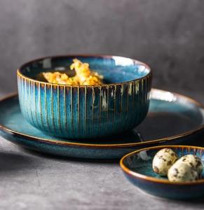 Service d'assiettes en céramique dégradé turquoise avec bordure métallique, finition brillante, construction durable pour une présentation de table de luxe - Product Image 3