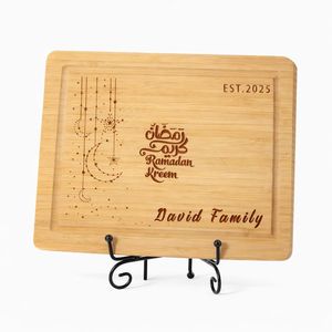 Planche à découper en bois de bambou Ramadan Kareem gravée personnalisée avec le nom de la famille, l'année EST, planche de service durable pour la cuisine - Product Image 1