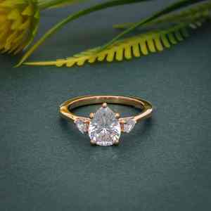 Anillo de compromiso de tres piedras de plata esterlina 925 chapado en oro con diamante cultivado en laboratorio VVS certificado IGI de corte de pera personalizado para mujer - Product Image 2