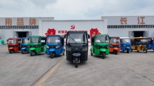 Triciclo Elettrico 72V 4000W, con Autonomia di 120-140 Chilometri, Velocità Massima di 50-70 Chilometri all'Ora e Capacità di Trasporto di 9 Persone - Product Image 4