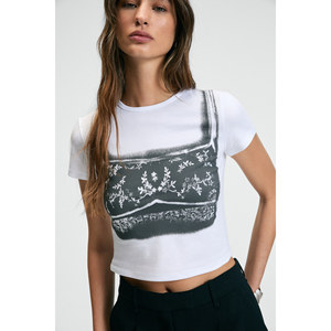 ETHIQUET SERAYA Camiseta corta con cuello redondo y manga corta con estampado frontal para mujer - Product Image 3