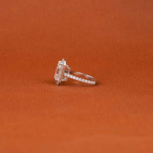 Anillo de compromiso de lujo con diamante cultivado en laboratorio de corte radiante y engaste halo, chapado en oro macizo de 14K, estilo moderno, anillo de regalo para mujer. - Product Image 4