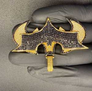 Colgantes de Moda Únicos con Logotipo de Superhéroe, Gema Redonda de Moissanita Amarilla y Negra, Plata de Ley 925 con Acabado en Oro y Rodio - Product Image 4