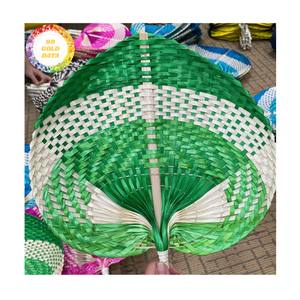 Ventilador de mano de bambú Abanico plegable tradicional de Vietnam con hoja de palma y marco de bambú Ideal para uso de regalo o suministro de eventos - Product Image 1