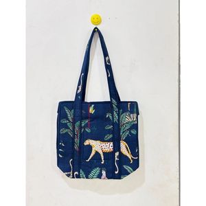 Sac fourre-tout imprimé floral taille moyenne jaune pour fleurs, avec poignée d'épaule, fermeture éclair, en textile, idéal pour le voyage, avec surpiqûres apparentes - Product Image 6