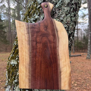 Planche à découper en noyer américain à bord vivant, planche de cuisine en bois massif faite à la main avec finition naturelle pour la préparation des aliments et le service élégant - Product Image 1