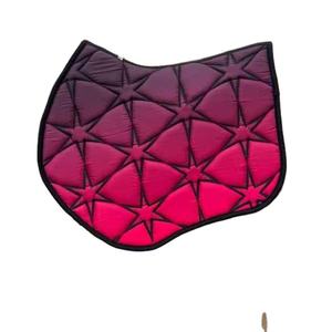 แผ่นรองอานม้าแบบพิเศษ เนื้อผ้าซาตินพิมพ์ลายได้ตามต้องการ นุ่มพิเศษ ระบายอากาศได้ดี สวมใส่สบาย เหมาะสำหรับการขี่ม้าแบบเดรสสาจและกระโดดข้ามเครื่องกีดขวาง - Product Image 1