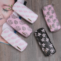 Étui à lunettes rigide portable en cuir PU de luxe avec imprimé feuilles tropicales personnalisé et badge métallique – Vente en gros