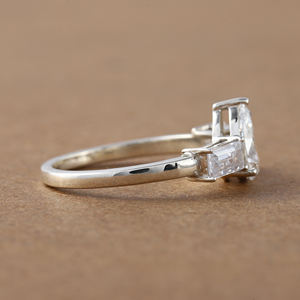 Anillo de compromiso personalizado de tres piedras, Oro Sólido, Plata de ley, pera, corte esmeralda, diamantes cultivados en laboratorio, ajuste de bisel certificado IGI - Product Image 3