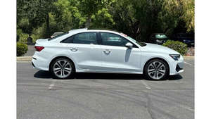 2025 A3 Premium Plus AWD d'occasion en excellent état avec moteur turbo 4L, pneus R18, sièges en cuir, régulateur de vitesse adaptatif, conduite à gauche - Product Image 2