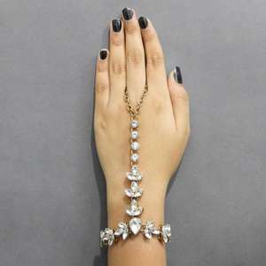 Arnés de Mano con Cadena de Piedras de Cristal Chapado en Oro Tip Top Fashions 1502421 - Conjunto de Joyería de Moda Elegante - Product Image 1