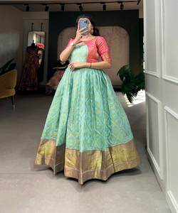 Prix de gros – Lahenga Choli Dupatta Salwar Kameez en soie, design indien exclusif et moderne, pour occasions spéciales et mariages - Product Image 4