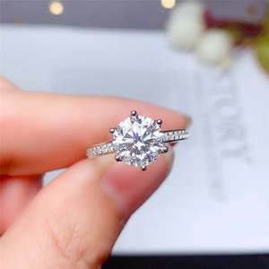 Bague de fiançailles élégante en argent sterling plaqué rhodium avec moissanite D-E incolore taille excellente/brillante et sertissage à griffes - Product Image 1