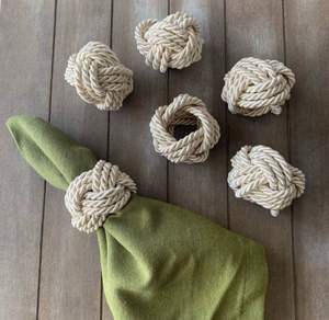 Nouvelle conception tendance, anneau de serviette en rotin de qualité supérieure, parfait pour les tables de dîner formelles, offrant un charme rustique tissé à la main - Product Image 1