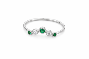 แหวนแต่งงานแบบเชฟรอนประดับมรกตธรรมชาติและเพชรเลี้ยงในห้องปฏิบัติการ ทองคำแท้ 14K รับรองโดย IGI ของขวัญประจำเดือนพฤษภาคม - Product Image 3