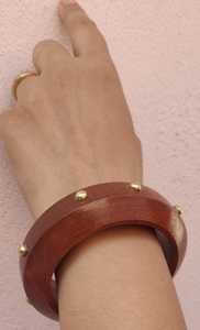 Bracelet élégant en bois naturel et en laiton fait à la main bijoux de mode écologiques pour les femmes - Product Image 2