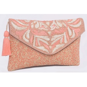 Hermoso monedero multicolor con cuentas para mujer hecho a mano con detalles artísticos y diseñado para uso diario o regalo - Product Image 3