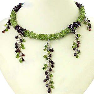 Collar de Peridoto Verde Bohemia y Granate con Cuentas y Detalles de Perlas de Agua Dulce - Product Image 1
