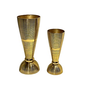 Florero de aluminio de forma única Floreros de comida de acabado de textura dorada con Juego de 2 tamaños diferentes a la venta a bajo precio - Product Image 6