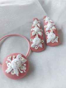 Pinces à cheveux élastiques sur mesure avec broderie complexe, idéales pour les magasins d'accessoires pour cheveux à revendre en bleu motif floral - Product Image 4