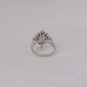 แหวนหมั้นชุบทองสีขาวแบบคลาสสิก18KT สง่างามรูปไข่ทรงรีประดับเพชรเจียระไนเพชรขนาดเล็ก IGI - Product Image 3