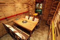 Canapé Hot Pot en bois massif en cuir à moitié enveloppé, chaise de restaurant