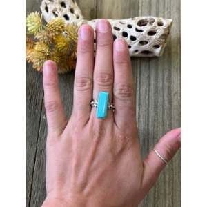 Anillo de Plata de Ley y Turquesa Kingman Hecho por Artesanos Navajo, Joyería Coleccionable Cultural, Talla 6 - Product Image 2