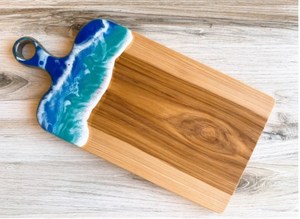 Tabla de Cortar Moderna de Madera de Caoba Hecha a Mano SOLOBEAT con Mango, Elegante Mueble de Cocina con Diseño Oceánico para Servir y Picar - Product Image 2