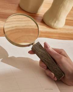 Loupe en bois artistique écologique classique pour une expérience de lecture améliorée avec une lentille claire et une poignée confortable - Product Image 2