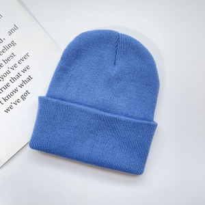 Gorro cálido de invierno a la moda con puños, gorro de punto suave Unisex de Color liso, accesorio de uso diario elegante y acogedor para días fríos - Product Image 1