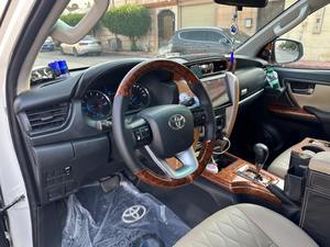 Toyota Fortuner GX SUV d'occasion, 7 places, toutes options, sans accident et garantie assurée. Modèle 2023 - Product Image 4