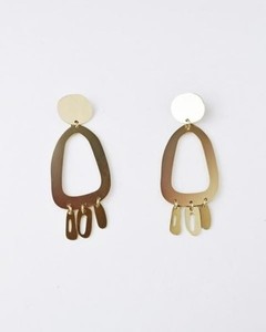 Pendientes de metal dorado con patrones exquisitos y detalles ligeros hechos a mano para una declaración de moda impresionante - Product Image 3