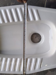 Inodoro de Diseño Moderno, Estilo Oriental, de Cerámica Blanca, con Instalación en el Suelo y Tapa de Asiento de PP - Product Image 2