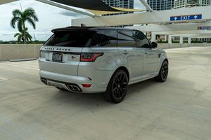 Land Rover Range Rover Sport SVR 2017, 575 ch, V8 suralimenté, transmission intégrale permanente, pneus R20, conduite à gauche, SUV en vente - Product Image 3