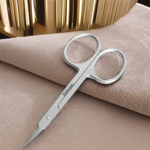 Tijeras de manicura rusas STAHLMANN Pro de acero inoxidable con punta afilada y recta para cutículas, duraderas, para diestros, con orificio personalizado. - Product Image 4