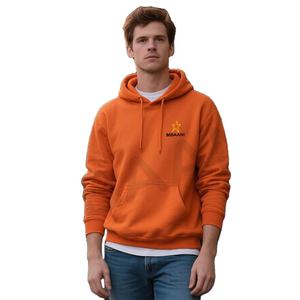 Sweat-shirt à capuche athlétique de couleur orange. - Product Image 1