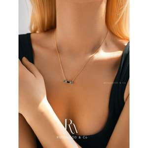 Collana con Ciondolo a Barra con Diamante Blu Taglio Baguette Placcata Oro 18K, Catena a Maglia Trendy, Regalo per Lei, Regalo per la Mamma - Product Image 5