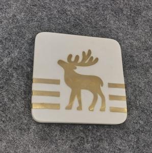 Posavasos octogonal de mármol blanco con incrustaciones de latón Diseño de Papá Noel Posavasos de bebida de Navidad hecho a mano Vacaciones festivas de mármol elegante - Product Image 2