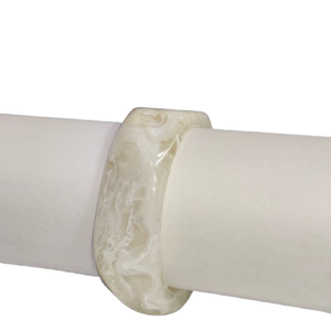 Brazalete de Resina con Efecto Mármol Blanco Vintage - Brazalete Ancho Irregular de Acrílico - Joyería de Resina Pulida a Mano de Primera Calidad - Product Image 4