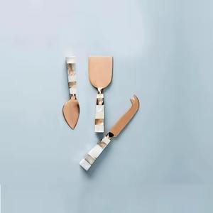 Ensemble d'épandeur de couteaux à fromage en acier inoxydable poli miroir avec poignée en marbre - Product Image 5